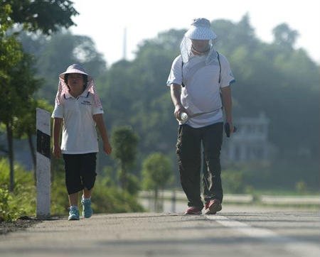 父亲磨炼8岁女儿 从深圳徒步700公里回湖南(组图)