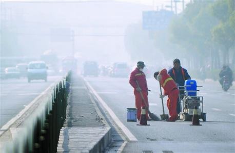 道路养护人员在雾霾天工作晚报记者　龚星　现场图片