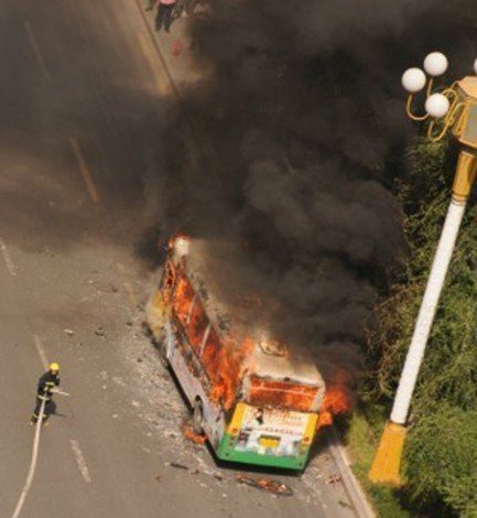 乌鲁木齐一辆公交车起火 司机和2名乘客被烧伤