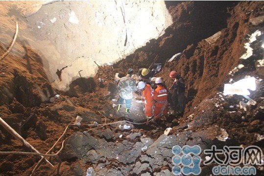 民工如厕遇地基塌陷被埋 救援10小时无效死亡