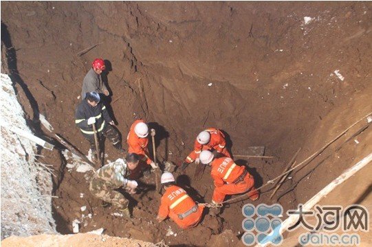 民工如厕遇地基塌陷被埋 救援10小时无效死亡