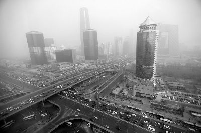 今天上午，国贸地区已经笼罩在雾霾当中  摄 法制晚报记者 洪煜