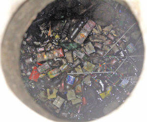 古井内被塑料瓶和各种垃圾填满。