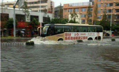 昆明暴雨主城区多路段被淹 网友调侃已到威尼斯