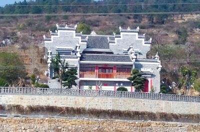 网友举报的湘潭副市长刘建宽在老家山上建的别墅。 图/东方IC
