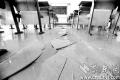 武汉高校教室上课时地砖突开裂 现6米裂缝(图片图为：开裂的地板 记者邹斌 通讯员王志宇摄