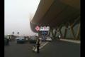 昆明机场仍处于关闭状态 高速封闭车辆拥堵(图片
